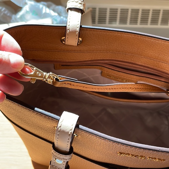 MICHAEL KORS BEDFORD PEBBLE LEATHER POCKET TOTE ACORN/GOLD - Picture 8 of 14